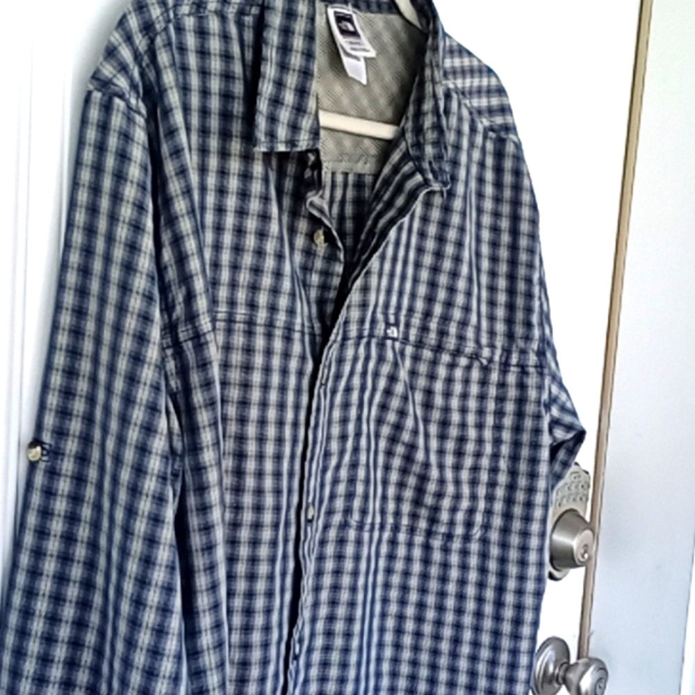 The North Face Men's Plaid Long Sleeve Button-Up Shirt with Zippered Chest Pocke - Picture 3 of 5